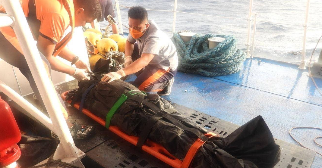 PCG Offers Medical Aid to Filipino Fishing Boat Crew